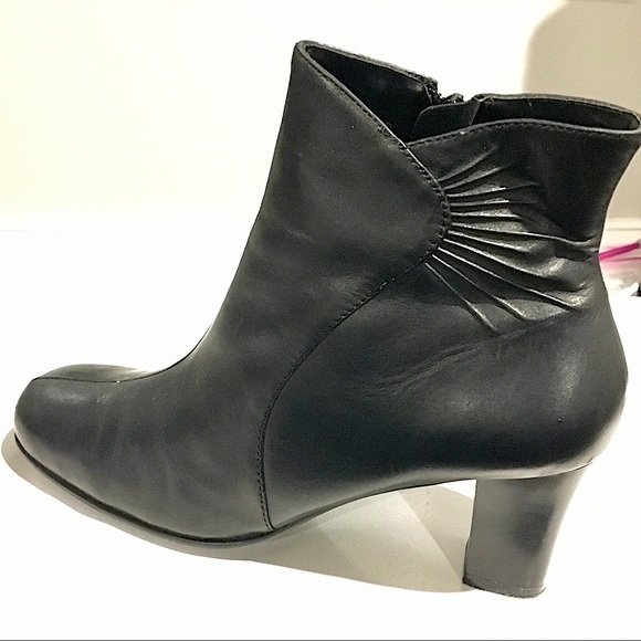 Croft and Barrow Huntley Booties in Black - Picture 9 of 11